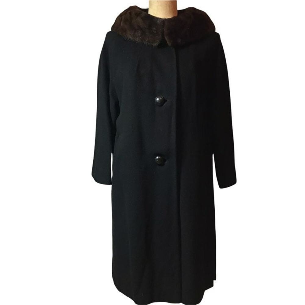 Vintage Ann's Hollywood California 100% Cashmere coat with fur collar.